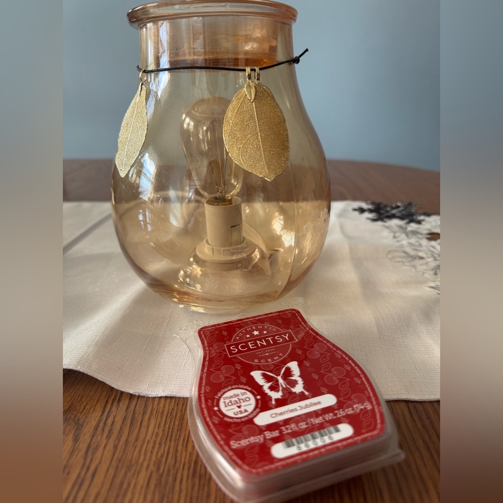 Scentsy Wax Warmer Amber glow with Cherries Jubilee Wax